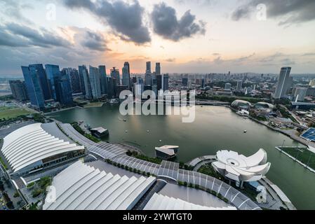 Vue aérienne de Marina Bay et des gratte-ciel au coucher du soleil, Singapour Banque D'Images