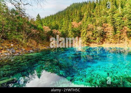 Vue sur la piscine des cinq couleurs (l'étang coloré) Banque D'Images