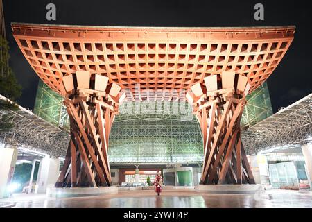 Une japonaise d'une vingtaine d'années se tient debout dans une gare éclairée de Kanazawa, préfecture d'Ishikawa, portant un kimono rouge (hakama), un incontournable du Japon Banque D'Images