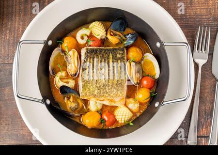 Ragoût de fruits de mer bouillabaisse avec poisson, moules, crevettes et calmars Banque D'Images