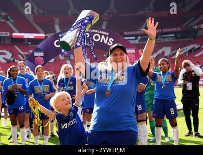 Photo du dossier datée du 18-05-2024 de la manager de Chelsea Emma Hayes célèbre avec le trophée après avoir remporté la Super League féminine de Barclays et son dernier match en tant que manager du club à Old Trafford, Manchester. Emma Hayes a de nouveau dominé la Super League féminine avec Chelsea avant de relever un nouveau défi de l’autre côté de l’Atlantique et de mener les États-Unis à l’or olympique, tandis qu’il y avait un autre doublé de ligue et de coupe en Écosse pour le Celtic. Date d'émission : jeudi 12 décembre 2024. Banque D'Images