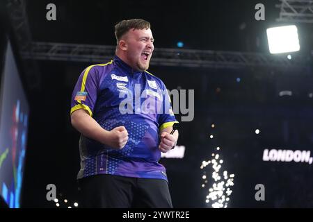 Photo du dossier datée du 23-05-2024 de Luke Littler, qui a remporté le titre de fléchettes de premier League après sa victoire sur Luke Humphries à Londres. Date d'émission : jeudi 12 décembre 2024. Banque D'Images