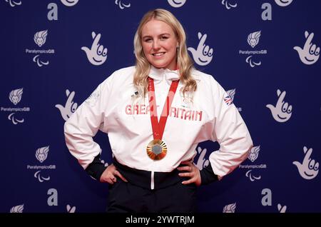 Photo du dossier datée du 12-09-2024. Le 3 septembre, Faye Rogers a complété le voyage de olympique espoir à championne paralympique de natation en obtenant l'or à Paris, trois ans après l'accident de voiture qui a changé sa vie. Date d'émission : jeudi 12 décembre 2024. Banque D'Images