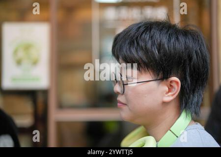 Une chinoise de 30 ans fait la queue pour acheter des petits pains cuits à la vapeur dans un restaurant populaire en face d'un bâtiment historique dans le quartier de Jing'an, Shanghai, Chi Banque D'Images