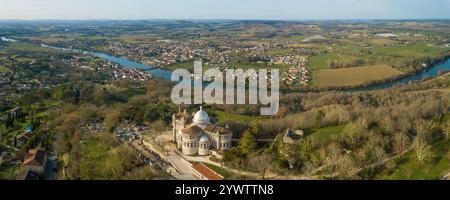 LOT-ET-GARONNE (47) PENNE D'AGENNAIS, VUE AÉRIENNE DE NOTRE DAME DE PEYRADE, BÂTIMENT DE STYLE ROMANO BYZANTIN Banque D'Images