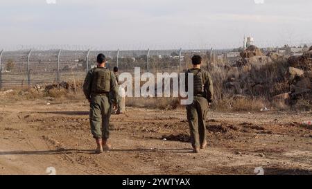 GOLAN HEIGHTS, ISRAEL- 11 DÉCEMBRE : (COMPILATION) les soldats israéliens marchent près de la zone tampon avec la Syrie dans les hauteurs du Golan annexées à Israël alors que l'armée israélienne renforce ses forces terrestres dans la zone tampon syrienne le 11 décembre 2024 dans les hauteurs du Golan, Israël. Banque D'Images