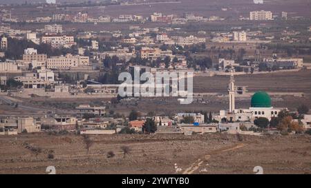 HAUTEURS DU GOLAN, ISRAËL- 11 DÉCEMBRE : le village syrien d'El hmidaiah dans le gouvernorat de Quneitra vu depuis les hauteurs du Golan annexées à Israël alors que l'armée israélienne renforce ses forces terrestres dans la zone tampon syrienne le 11 décembre 2024 dans les hauteurs du Golan, en Israël. Banque D'Images