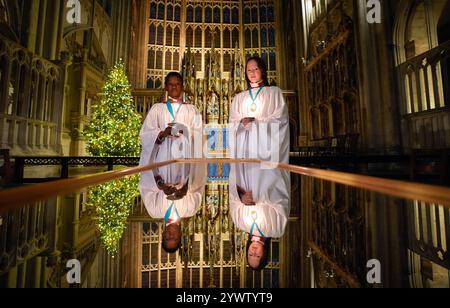 Joel (à gauche) et Ella, choristes en chef de la cathédrale de Gloucester, tiennent des chandelles avant les répétitions pour les cathédrales à venir Advent Carol services. Date de la photo : mercredi 11 décembre 2024. Banque D'Images