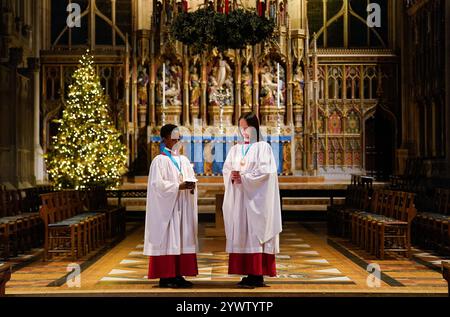 Joel (à gauche) et Ella, choristes en chef de la cathédrale de Gloucester, avant les répétitions pour les cathédrales à venir Advent Carol services. Date de la photo : mercredi 11 décembre 2024. Banque D'Images