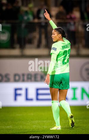 Wolfsburg, Allemagne. 11 décembre 2024. Sveindis Jane Jonsdottir (23 ans) de Wolfsburg vue lors du match de l'UEFA Women's Champions League entre Wolfsburg et Roma au stade AOK de Wolfsburg. Crédit : Gonzales photo/Alamy Live News Banque D'Images