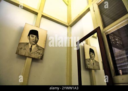 Photo imprimée du premier président indonésien Soekarno dans une chambre où il a passé son exil plusieurs années pendant la période coloniale à Bengkulu. Banque D'Images