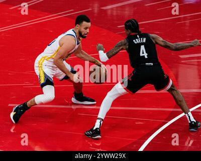 Houston, États-Unis. 11 décembre 2024. Stephen Curry (G) des Golden State Warriors dribble la balle lors du match quart de finale de la Coupe NBA 2024-2025 entre les Golden State Warriors et les Houston Rockets à Houston, aux États-Unis, le 11 décembre 2024. Crédit : Chen Chen/Xinhua/Alamy Live News Banque D'Images