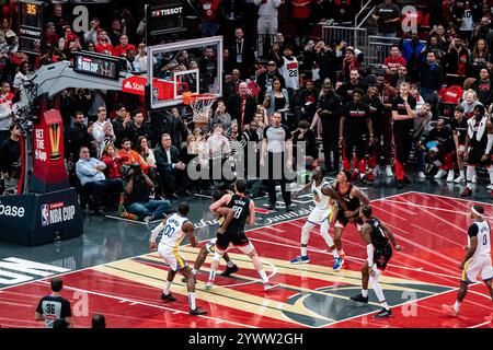 Houston, États-Unis. 11 décembre 2024. Jalen Green (2e R) de Houston Rockets fait le match gagnant du lancer franc alors qu'il ne reste que 3,5 secondes dans le match en quart de finale de la Coupe NBA 2024-2025 entre les Golden State Warriors et les Houston Rockets à Houston, aux États-Unis, le 11 décembre 2024. Crédit : Chen Chen/Xinhua/Alamy Live News Banque D'Images