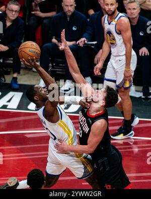 Houston, États-Unis. 11 décembre 2024. Jonathan Kuminga (G) des Golden State Warriors dépose le ballon lors du match quart de finale de la Coupe NBA 2024-2025 entre les Golden State Warriors et les Houston Rockets à Houston, aux États-Unis, le 11 décembre 2024. Crédit : Chen Chen/Xinhua/Alamy Live News Banque D'Images