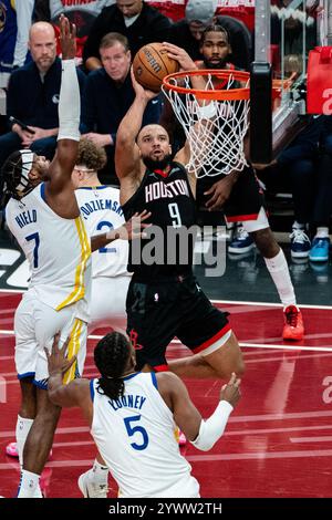 Houston, États-Unis. 11 décembre 2024. Dillon Brooks (avant R) des Rockets de Houston tire la balle lors du match quart de finale de la Coupe NBA 2024-2025 entre les Golden State Warriors et les Rockets de Houston à Houston, aux États-Unis, le 11 décembre 2024. Crédit : Chen Chen/Xinhua/Alamy Live News Banque D'Images