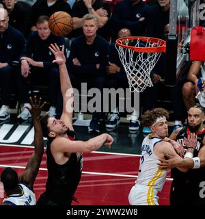 Houston, États-Unis. 11 décembre 2024. Alperen Sengun (2e l) de Houston Rockets dépose le ballon lors du match quart de finale de la Coupe NBA 2024-2025 entre les Golden State Warriors et les Houston Rockets à Houston, aux États-Unis, le 11 décembre 2024. Crédit : Chen Chen/Xinhua/Alamy Live News Banque D'Images