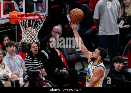 Houston, États-Unis. 11 décembre 2024. Stephen Curry des Golden State Warriors dépose le ballon lors du match quart de finale de la Coupe NBA 2024-2025 entre les Golden State Warriors et les Houston Rockets à Houston, aux États-Unis, le 11 décembre 2024. Crédit : Chen Chen/Xinhua/Alamy Live News Banque D'Images
