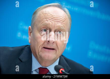 Berlin, Allemagne. 12 décembre 2024. Joachim Rukwied, président de l'Association des agriculteurs allemands, prend la parole lors d'une conférence de presse sur le bilan économique annuel de l'agriculture en Allemagne. Crédit : Michael Kappeler/dpa/Alamy Live News Banque D'Images