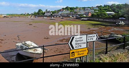 A379 panneaux routiers et vue sur le village Cockwood près de Starcross Boats sur l'estuaire de la rivière Exe à marée basse intéressante route côtière dans le sud du Devon Angleterre Royaume-Uni Banque D'Images