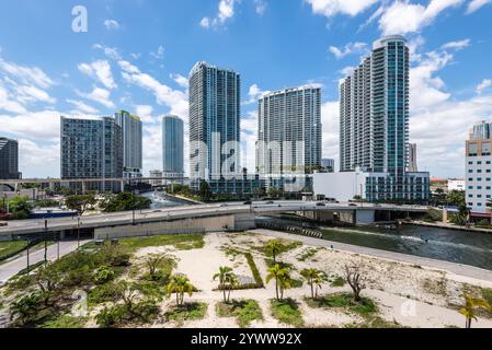 Miami, FL, États-Unis - 30 mars 2024 : la ligne d'horizon du centre-ville et la rivière Miami vues de la station Metromover à Miami, Floride, États-Unis. Banque D'Images