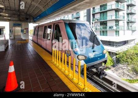 Miami, FL, États-Unis - 29 mars 2024 : Metromover au centre-ville de Miami. Metromover est un système de transport de personnes automatisé gratuit de transport en commun exploité par Mia Banque D'Images