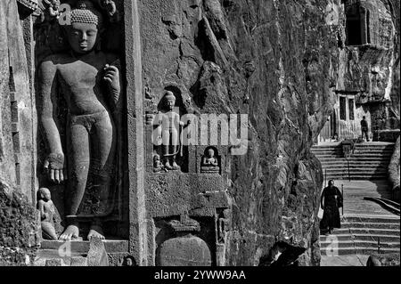 Bouddha debout sculpté dans un rocher aux grottes d'Ajanta Banque D'Images