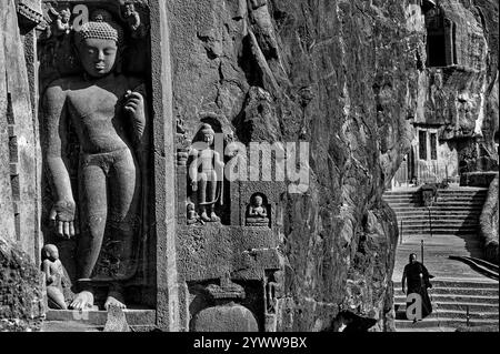 Bouddha debout sculpté dans un rocher aux grottes d'Ajanta Banque D'Images