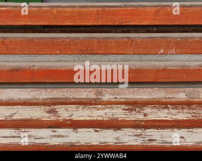 Planches en bois altérées : fond abstrait d'un banc de ville fané Banque D'Images