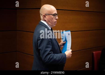 Paris, France. 12 décembre 2024. Le président d'Un groupe parlementaire droit Eric Ciotti arrive pour l'audition de l'ancien ministre français des Finances Bruno le Maire devant la Commission d'enquête sur le déficit à l'Assemblée nationale française à Paris, France le 12 décembre 2024. Photo par Eliot Blondet/ABACAPRESS. COM Credit : Abaca Press/Alamy Live News Banque D'Images