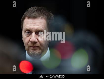 Berlin, Allemagne. 12 décembre 2024. Michael Kretschmer (CDU), ministre-président de Saxe, s'adresse aux représentants des médias lors de la Conférence des ministres-présidents (MPK) à Berlin. Crédit : Hannes P. Albert/dpa/Alamy Live News Banque D'Images