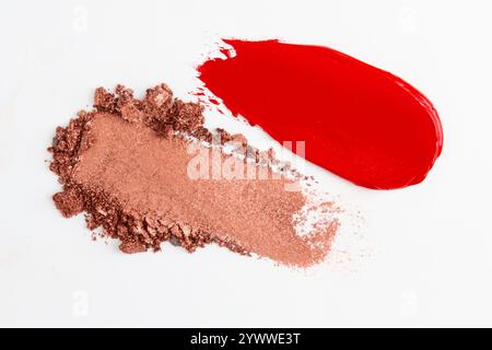 Composition de frottis de rouge à lèvres et de frottis d'ombre à paupières dans différentes nuances sur un fond clair, mettant en valeur des textures riches et des couleurs vibrantes. Banque D'Images