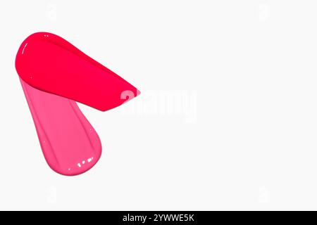 Composition de frottis de rouge à lèvres rouges dans différentes nuances, y compris rouge foncé, rouge clair, Bordeaux et rose, isolé sur un fond clair. Banque D'Images