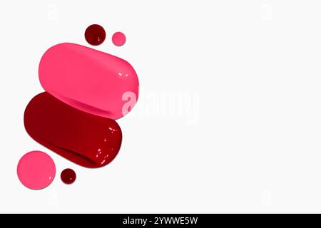 Composition de frottis et gouttes de rouge à lèvres dans différentes nuances, y compris rouge foncé, rouge clair, Bordeaux et rose, isolé sur un fond clair. Banque D'Images