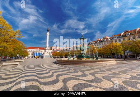 Place Rossio à Lisbonne, Portugal, avec la fontaine emblématique Banque D'Images