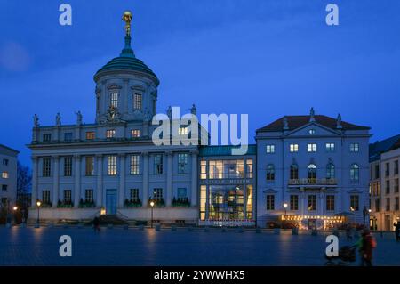 Altes Rathaus, Potsdam Museum Forum für Kunst und Geschichte, Alter Markt am Abend, Potsdam, Brandebourg, Allemagne *** Old Town Hall, Potsdam Museum Forum for Art and History, Alter Markt le soir, Potsdam, Brandebourg, Allemagne Banque D'Images