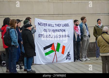 Belfast, Royaume-Uni 12/12/2024 manifestations devant le tribunal de première instance de Belfast alors que trois étudiants de l'Université Queens sont accusés d'une manifestation de solidarité palestinienne devant l'université en novembre Belfast Irlande du Nord crédit:HeadlineX/Alamy Live News Banque D'Images