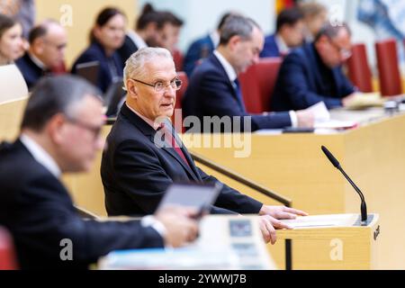 Munich, Allemagne. 12 décembre 2024. Joachim Herrmann (CSU), ministre de l'intérieur de Bavière, intervient lors de la 38e session plénière du Parlement de l'État de Bavière le 12 décembre 2024 à Munich (Bavière). Crédit : Matthias Balk/dpa/Alamy Live News Banque D'Images