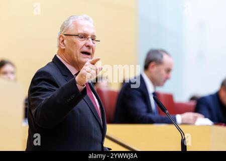 Munich, Allemagne. 12 décembre 2024. Joachim Herrmann (CSU), ministre de l'intérieur de Bavière, intervient lors de la 38e session plénière du Parlement de l'État de Bavière le 12 décembre 2024 à Munich (Bavière). Crédit : Matthias Balk/dpa/Alamy Live News Banque D'Images