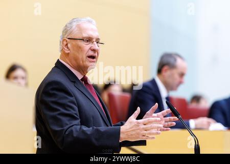Munich, Allemagne. 12 décembre 2024. Joachim Herrmann (CSU), ministre de l'intérieur de Bavière, intervient lors de la 38e session plénière du Parlement de l'État de Bavière le 12 décembre 2024 à Munich (Bavière). Crédit : Matthias Balk/dpa/Alamy Live News Banque D'Images
