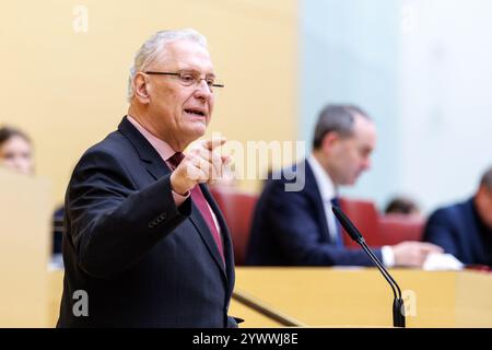 Munich, Allemagne. 12 décembre 2024. Joachim Herrmann (CSU), ministre de l'intérieur de Bavière, intervient lors de la 38e session plénière du Parlement de l'État de Bavière le 12 décembre 2024 à Munich (Bavière). Crédit : Matthias Balk/dpa/Alamy Live News Banque D'Images