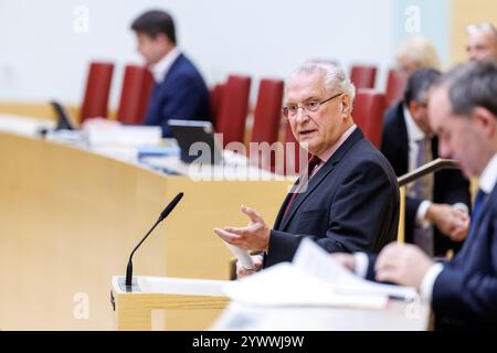 Munich, Allemagne. 12 décembre 2024. Joachim Herrmann (CSU), ministre de l'intérieur de Bavière, intervient lors de la 38e session plénière du Parlement de l'État de Bavière le 12 décembre 2024 à Munich (Bavière). Crédit : Matthias Balk/dpa/Alamy Live News Banque D'Images