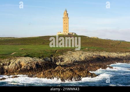 Tour Hercules phare romain dans la ville d'Un Coruña dans une journée ensoleillée, Galice, Espagne. Banque D'Images