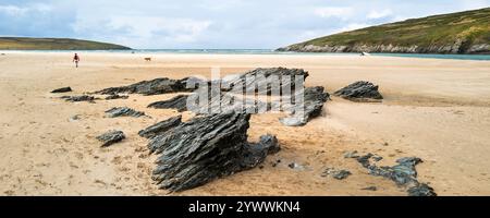 Une image panoramique de rochers exposés par les fortes marées à Crantock Beach à Newquay en Cornouailles au Royaume-Uni. Banque D'Images