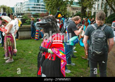 Un rassemblement de fourrures dans les jardins de Trinity Square à Tower Hill à Londres au Royaume-Uni en Europe. Banque D'Images