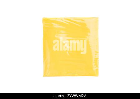 Tranches carrées de fromage cheddar transformé dans un emballage individuel en plastique isolé sur fond blanc. Banque D'Images