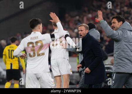 Tor zum 3:1 durch Chris Fuehrich (VfB Stuttgart #27), Jubel, Torjubel jubel mit David Krecidlo (VfB Stuttgart, co-entraîneur), Sebastian Hoeness, entraîneur (VfB Stuttgart, Cheftrainer) Fabian Rieder (VfB Stuttgart, #32) GER, VfB Stuttgart v. BSC Young Boys Bern, Fussball, Herren, UEFA Champions, 6. Spieltag, Spielzeit 2024/2025, 11.12.2024, Foto : Eibner-Pressefoto/Wolfgang Frank Banque D'Images