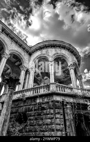 Les ruines du sanatorium Medea à Tskaltubo, Géorgie, noir et blanc Banque D'Images