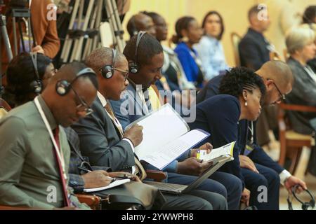 Saint-Pétersbourg, Russie. 12 décembre 2024. Participants et conférenciers lors de la V Conférence scientifique et pratique internationale sur la lutte contre les maladies infectieuses, à Pétersbourg, à la Bibliothèque présidentielle du nom de B. N. Eltsine à Saint-Pétersbourg. Crédit : SOPA images Limited/Alamy Live News Banque D'Images