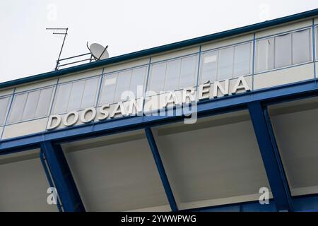 Pilsen, République tchèque. 11 décembre 2024. Vue générale à l'extérieur du stade avant le match FC Viktoria Plzeň - Manchester United UEFA Europa League à la Doosan Arena, Pilsen, République tchèque le 11 décembre 2024 crédit : Every second Media/Alamy Live News Banque D'Images