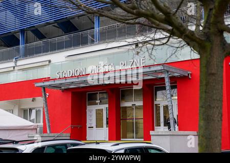 Pilsen, République tchèque. 11 décembre 2024. Vue générale à l'extérieur du stade avant le match FC Viktoria Plzeň - Manchester United UEFA Europa League à la Doosan Arena, Pilsen, République tchèque le 11 décembre 2024 crédit : Every second Media/Alamy Live News Banque D'Images